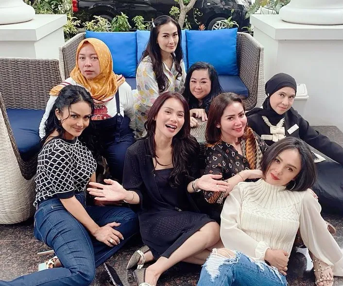 Yuni Shara dan Geng Kepompong Instagram