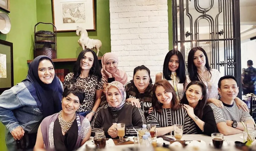 Yuni Shara dan Geng Kepompong Instagram