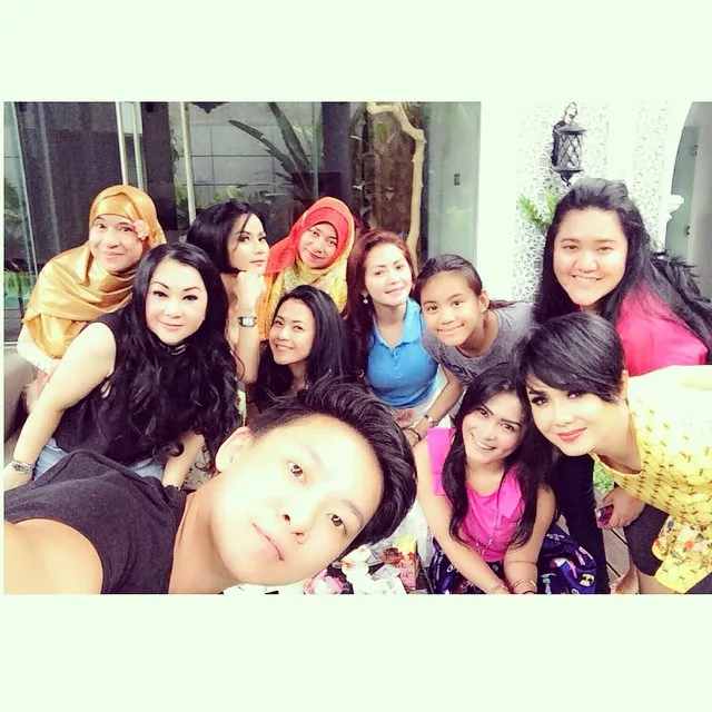 Yuni Shara dan Geng Kepompong Instagram