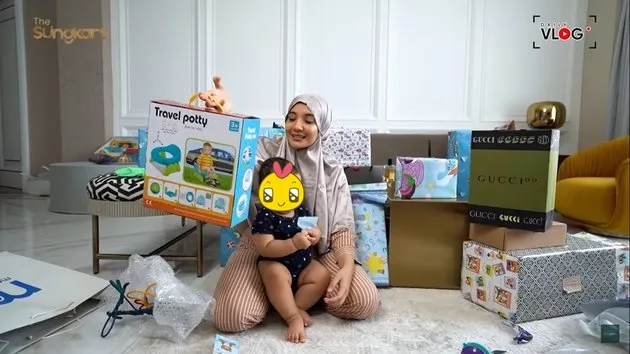 Momen Zaskia Sungkar buka kado akikah anak © YouTube Momen Zaskia Sungkar buka kado akikah anak © YouTube
