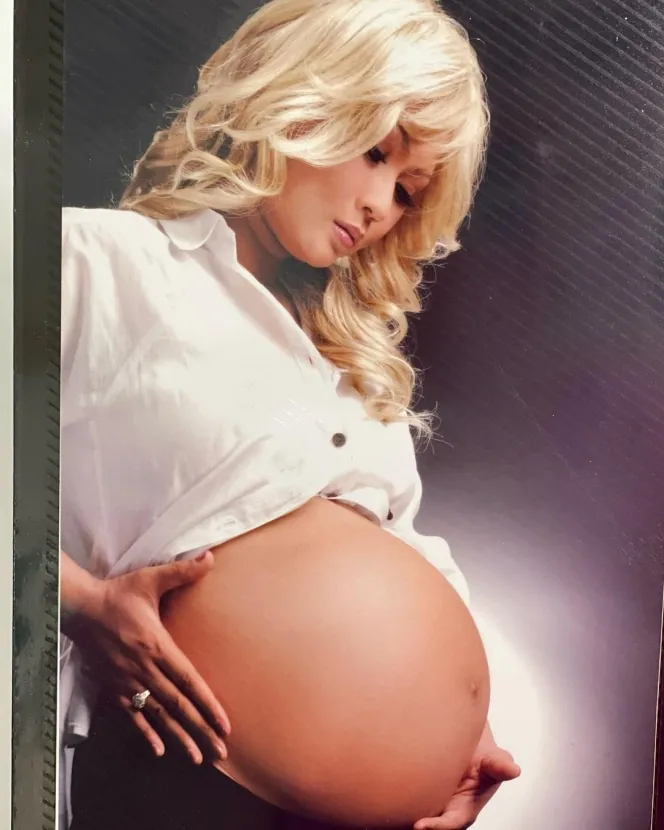 potret lawas maternity shoot Inul Daratista © Instagram potret lawas maternity shoot Inul Daratista © Instagram