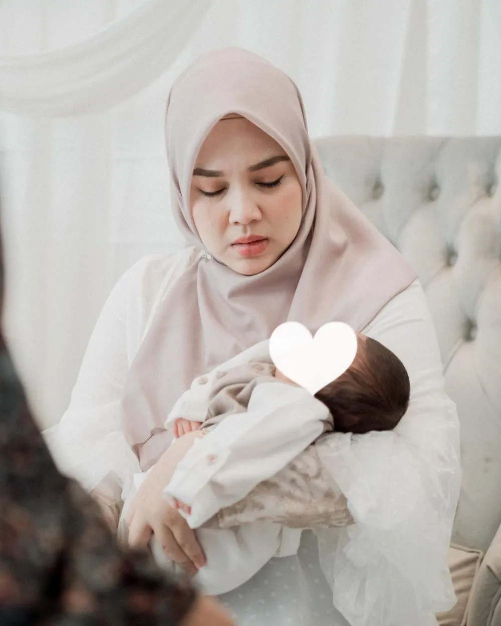 Ratu Annisa akikah anak ke-4 © 2022 berbagai sumber Ratu Annisa akikah anak ke-4 © 2022 berbagai sumber