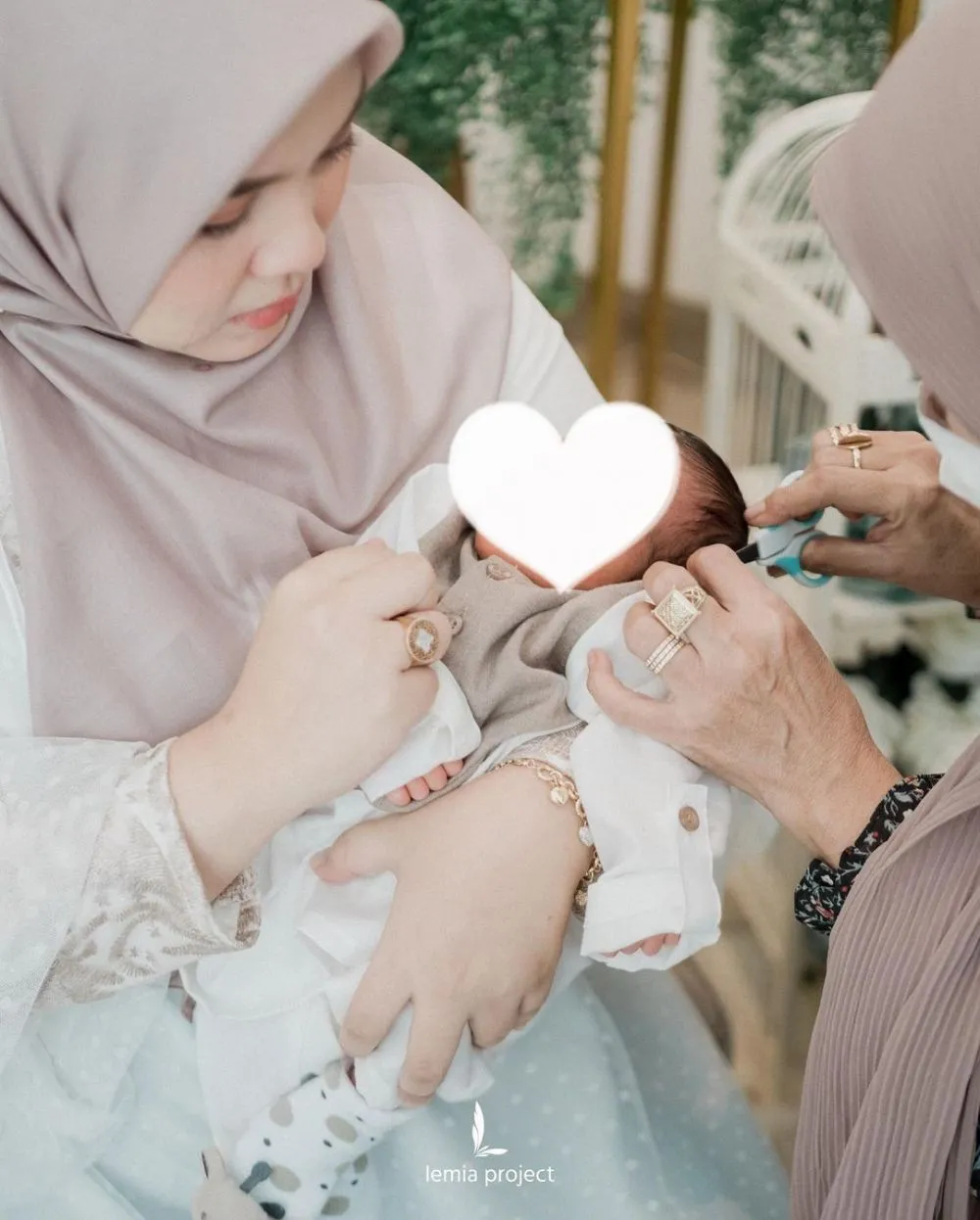 Ratu Annisa akikah anak ke-4 © 2022 berbagai sumber Ratu Annisa akikah anak ke-4 © 2022 berbagai sumber