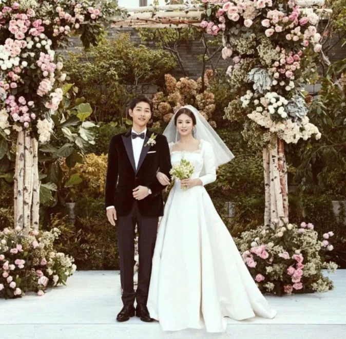 Potret gaun pernikahan seleb Korea © berbagai sumber Potret gaun pernikahan seleb Korea © berbagai sumber