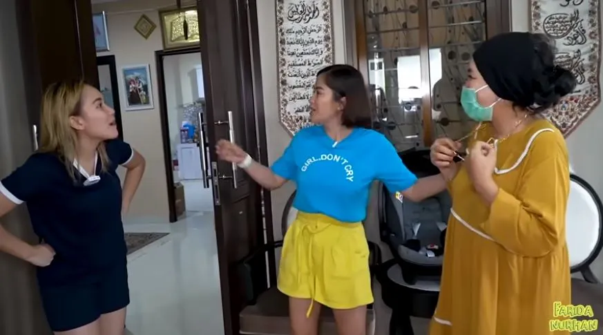 Gaya ibunda Ayu Ting Ting yang bikin heboh Instagram Gaya ibunda Ayu Ting Ting yang bikin heboh Instagram