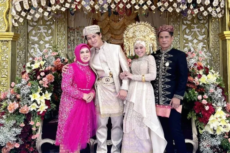 Momen ngunduh mantu penyanyi © berbagai sumber Momen ngunduh mantu penyanyi © berbagai sumber