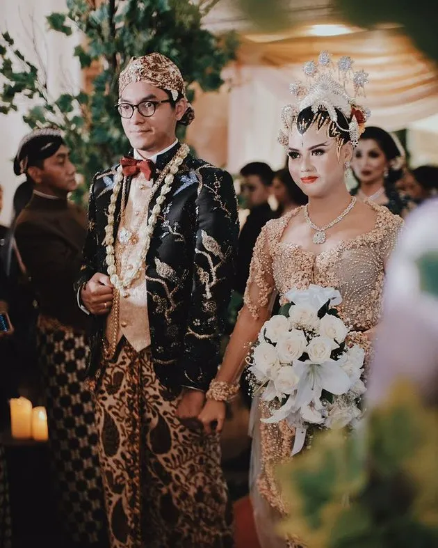 Momen ngunduh mantu penyanyi © berbagai sumber Momen ngunduh mantu penyanyi © berbagai sumber