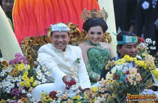 Momen ngunduh mantu penyanyi © berbagai sumber Momen ngunduh mantu penyanyi © berbagai sumber