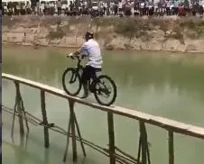 momen orang lewat jalan tak biasa © 2022 berbagai sumber momen orang lewat jalan tak biasa © 2022 berbagai sumber