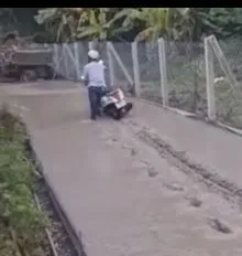 momen orang lewat jalan tak biasa © 2022 berbagai sumber momen orang lewat jalan tak biasa © 2022 berbagai sumber