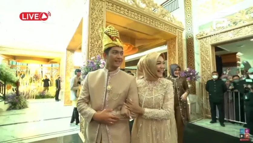 Momen ngunduh mantu Ria Ricis © berbagai sumber Momen ngunduh mantu Ria Ricis © berbagai sumber