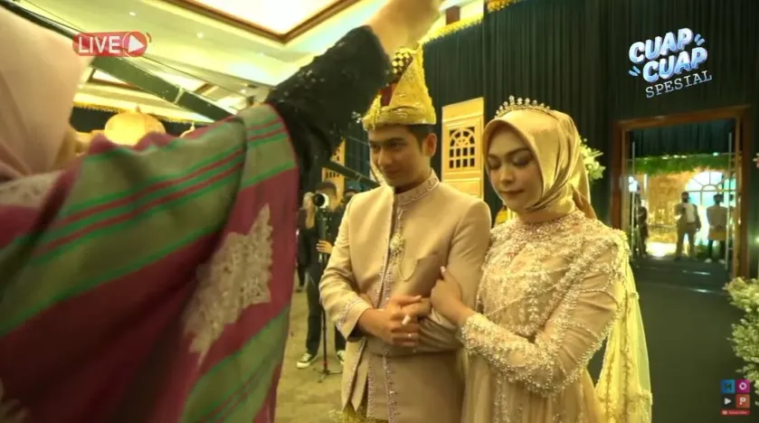 Momen ngunduh mantu Ria Ricis © berbagai sumber Momen ngunduh mantu Ria Ricis © berbagai sumber