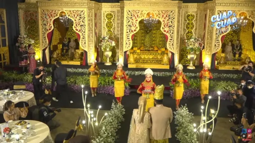 Momen ngunduh mantu Ria Ricis © berbagai sumber Momen ngunduh mantu Ria Ricis © berbagai sumber