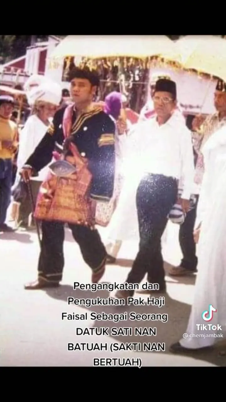 potret lawas ayah fuji dapat gelar datuk © TikTok potret lawas ayah fuji dapat gelar datuk © TikTok