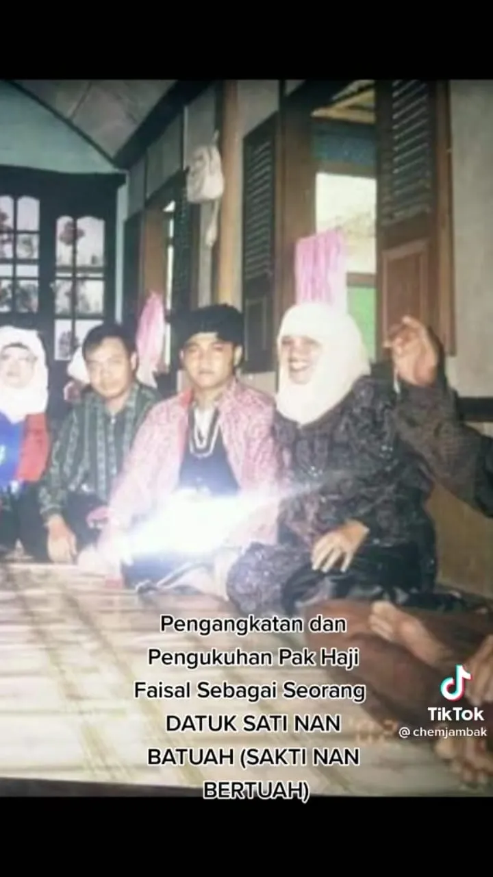 potret lawas ayah fuji dapat gelar datuk © TikTok potret lawas ayah fuji dapat gelar datuk © TikTok