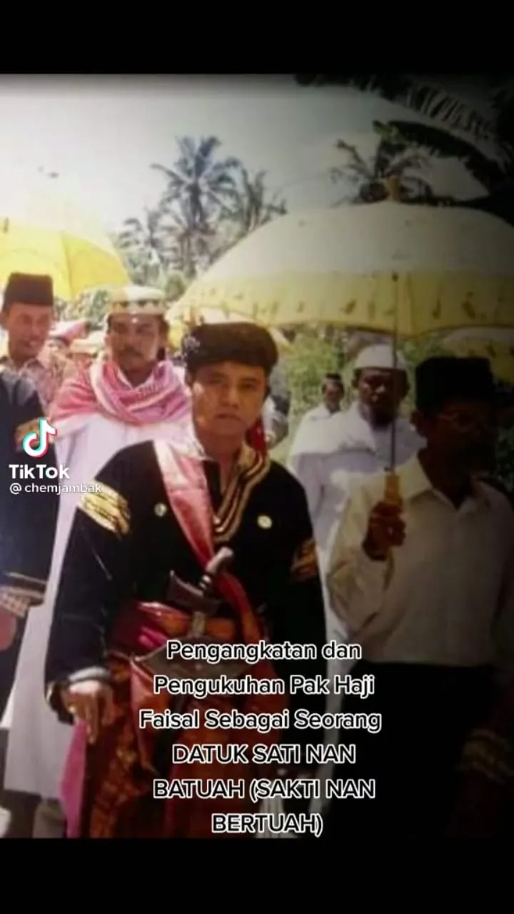 potret lawas ayah fuji dapat gelar datuk © TikTok potret lawas ayah fuji dapat gelar datuk © TikTok