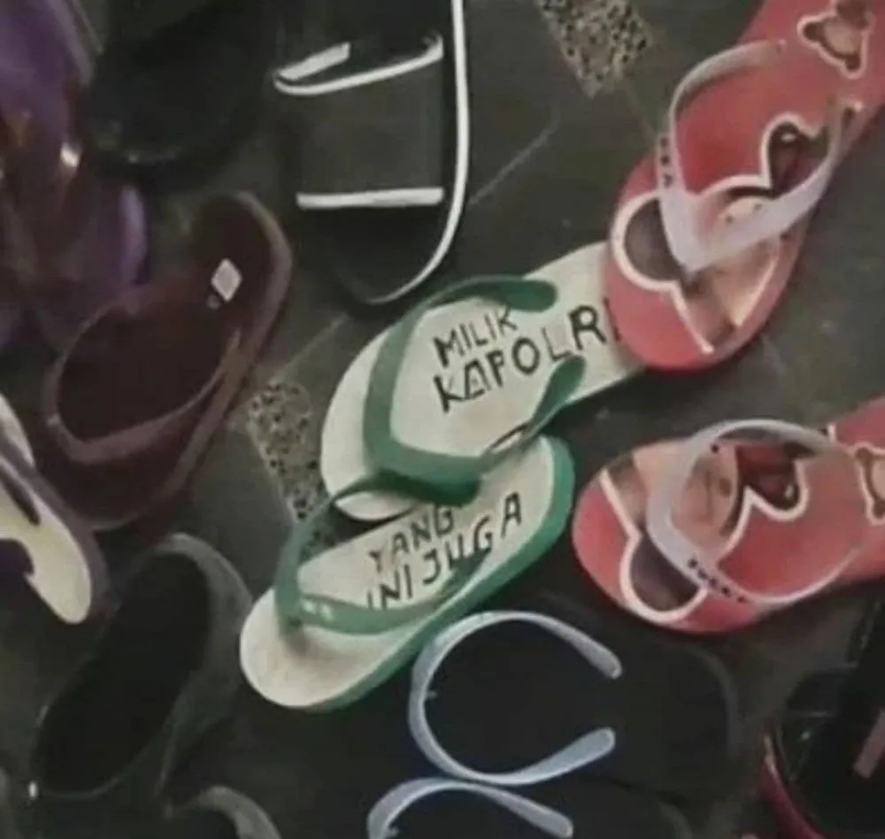 cara amankan sandal malah lucu © 1cak.com cara amankan sandal malah lucu © 1cak.com