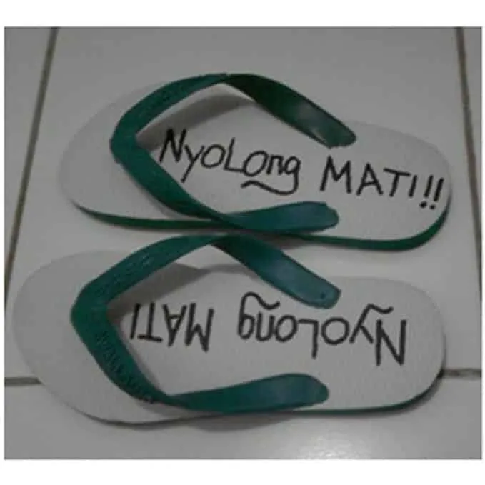 cara amankan sandal malah lucu © 1cak.com cara amankan sandal malah lucu © 1cak.com