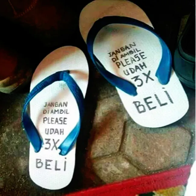 cara amankan sandal malah lucu © 1cak.com cara amankan sandal malah lucu © 1cak.com