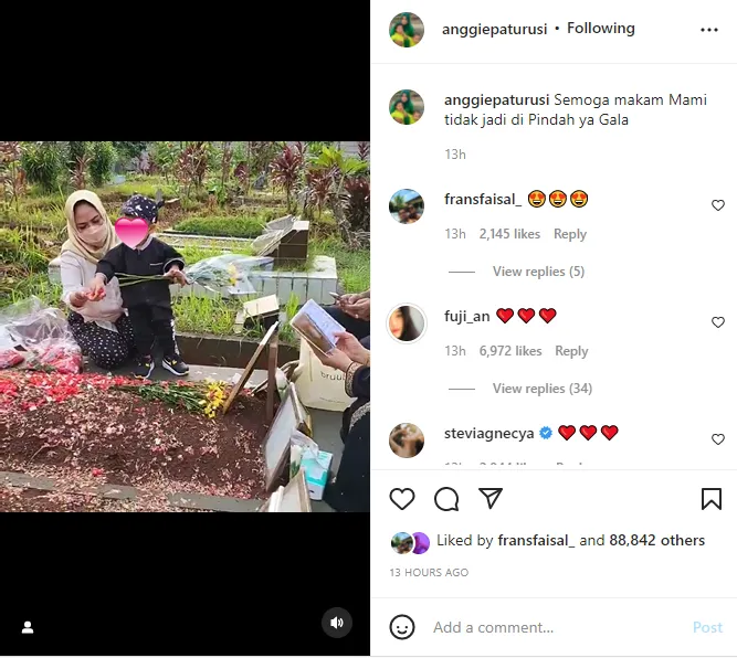 Momen pertama kali Gala ziarah ke makam orang tua Instagram