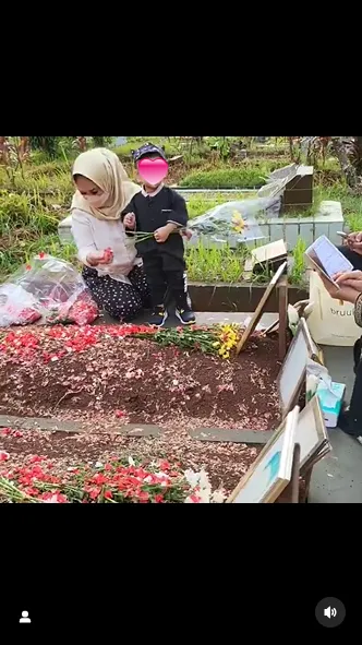 Momen pertama kali Gala ziarah ke makam orang tua Instagram
