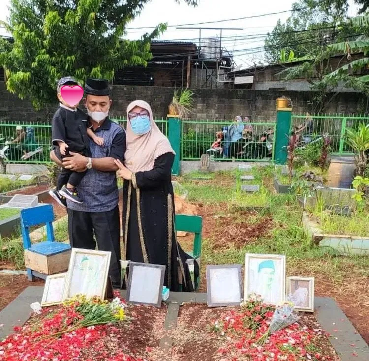 Momen pertama kali Gala ziarah ke makam orang tua Instagram