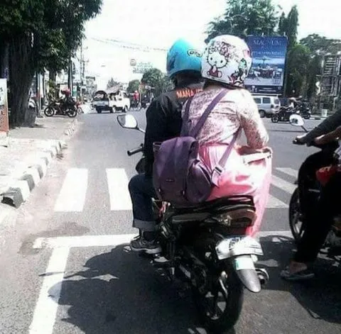 orang diboncengin malah nyeleneh tingkahnya © Instagram orang diboncengin malah nyeleneh tingkahnya © Instagram