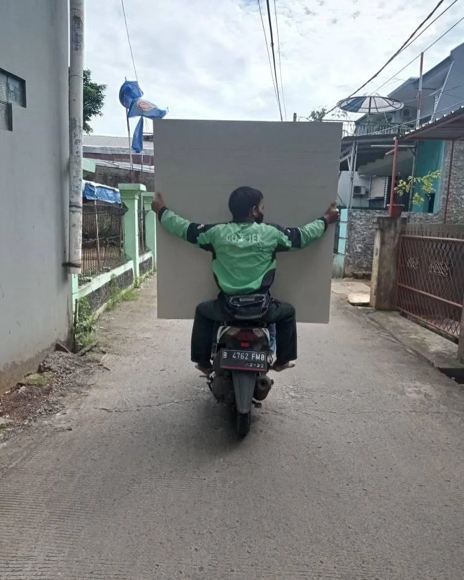 orang diboncengin malah nyeleneh tingkahnya © Instagram orang diboncengin malah nyeleneh tingkahnya © Instagram