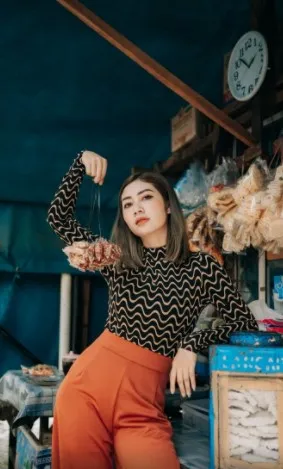 potret Delta Hesti jajan di warung kaki lima © Instagram