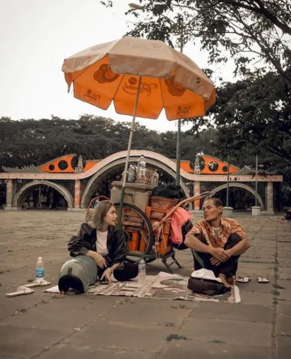 potret Delta Hesti jajan di warung kaki lima © Instagram