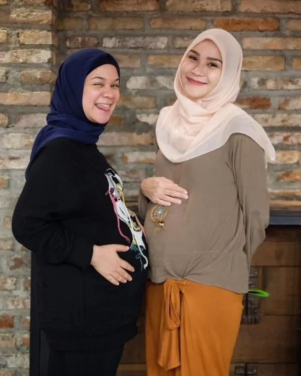 kakak adik seleb hamil bareng Berbagai sumber kakak adik seleb hamil bareng Berbagai sumber
