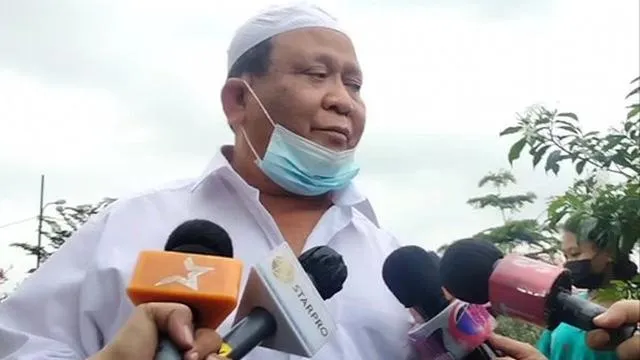 Momen keluarga ziarah ke makam Olga Syahputra © YouTube Momen keluarga ziarah ke makam Olga Syahputra © YouTube