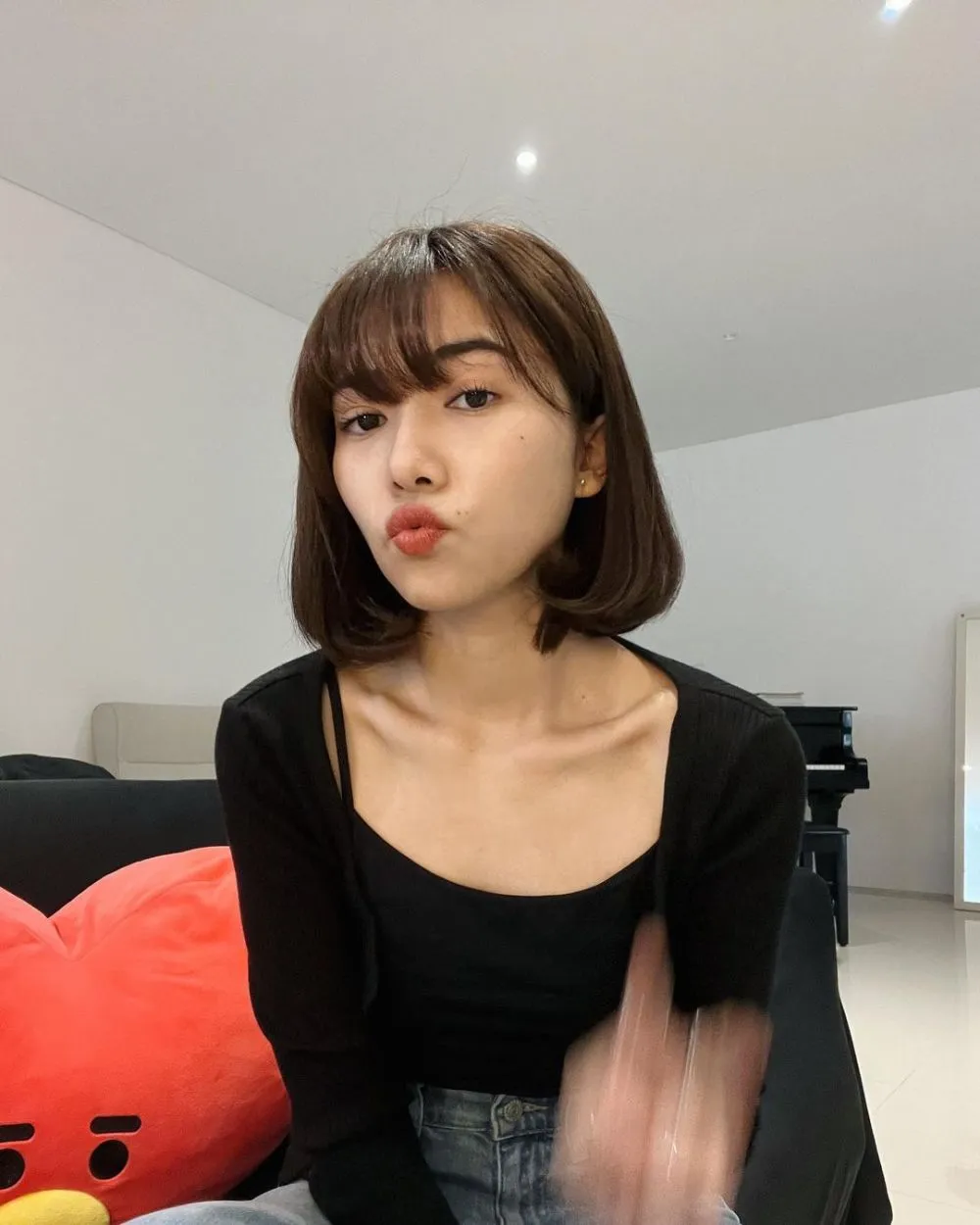 Potret terbaru Isyana Sarasvati berambut pendek © Instagram Potret terbaru Isyana Sarasvati berambut pendek © Instagram