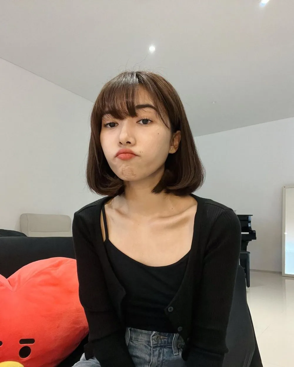 Potret terbaru Isyana Sarasvati berambut pendek © Instagram Potret terbaru Isyana Sarasvati berambut pendek © Instagram