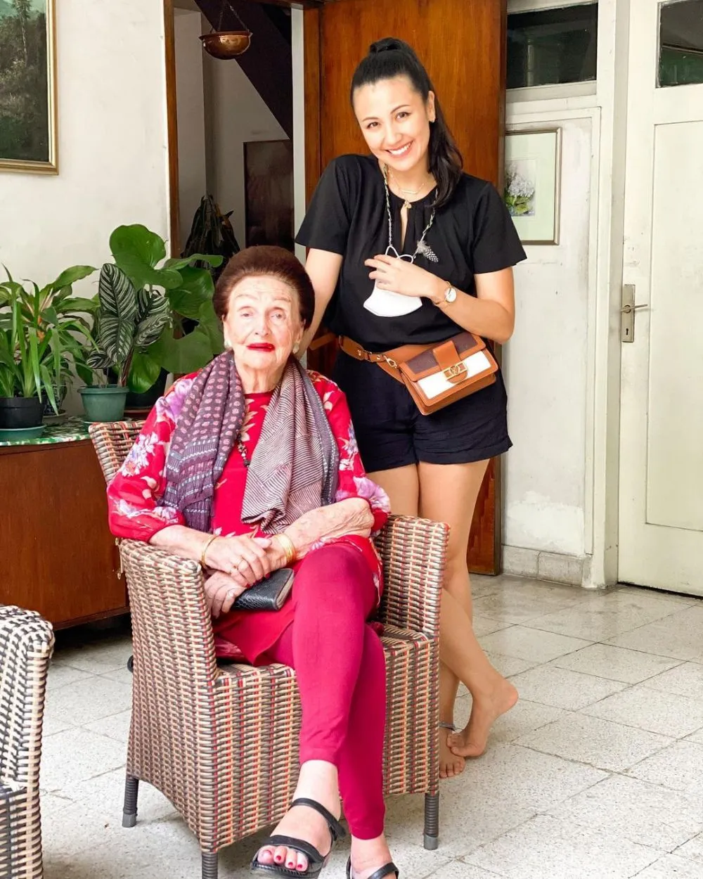 Potret Sharena Delon bareng nenek © Instagram Potret Sharena Delon bareng nenek © Instagram