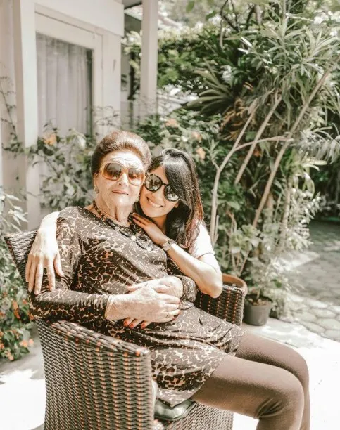 Potret Sharena Delon bareng nenek © Instagram Potret Sharena Delon bareng nenek © Instagram
