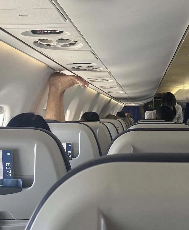 bapak-bapak bikin canggung tingkahnya © Instagram bapak-bapak bikin canggung tingkahnya © Instagram