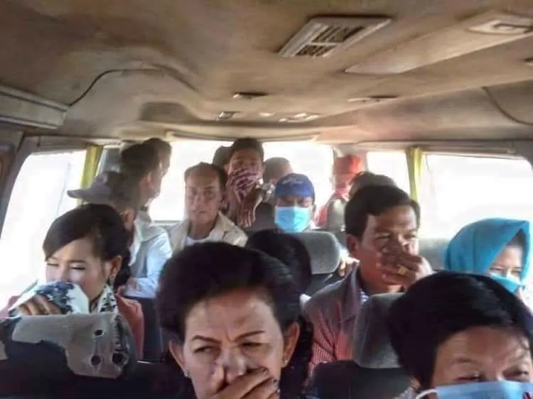 bapak-bapak bikin canggung tingkahnya © Instagram bapak-bapak bikin canggung tingkahnya © Instagram