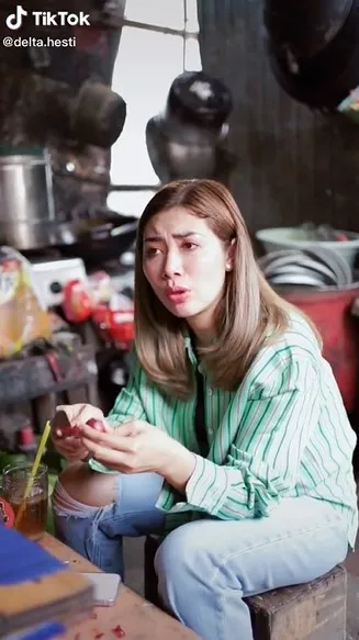 Momen Delta Hesti mengupas bawang © TikTok Momen Delta Hesti mengupas bawang © TikTok