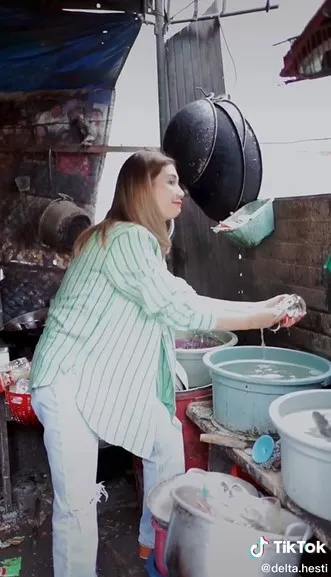 Momen Delta Hesti mengupas bawang © TikTok Momen Delta Hesti mengupas bawang © TikTok