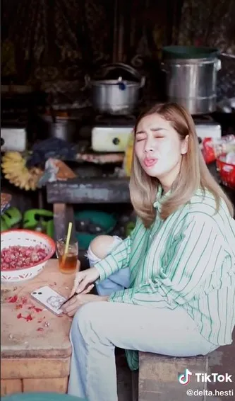 Momen Delta Hesti mengupas bawang © TikTok Momen Delta Hesti mengupas bawang © TikTok