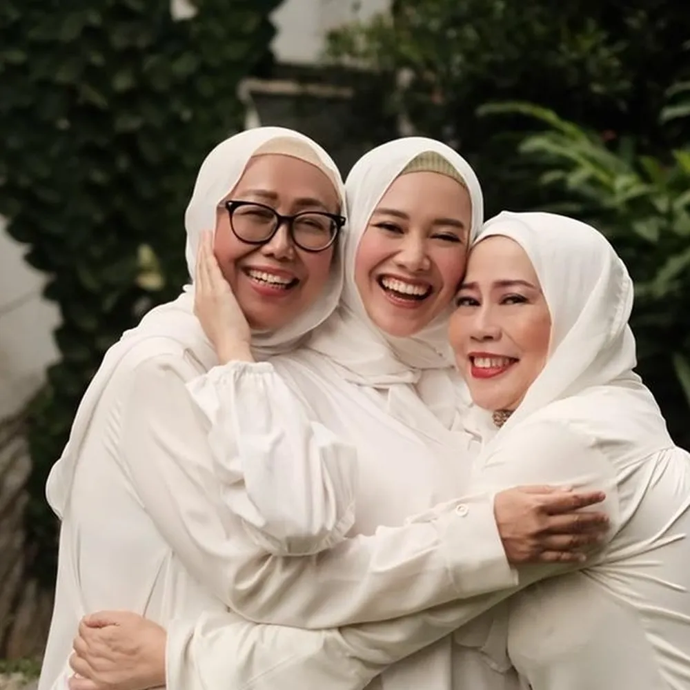 kebersamaan dewi yull bareng menantu © instagram kebersamaan dewi yull bareng menantu © instagram