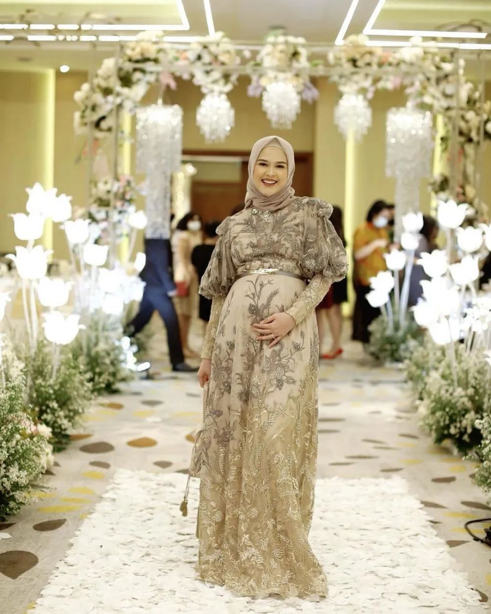 Gaya modis Cut Meyriska pamer baby bump © Instagram Gaya modis Cut Meyriska pamer baby bump © Instagram