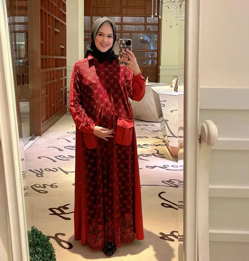 Gaya modis Cut Meyriska pamer baby bump © Instagram Gaya modis Cut Meyriska pamer baby bump © Instagram