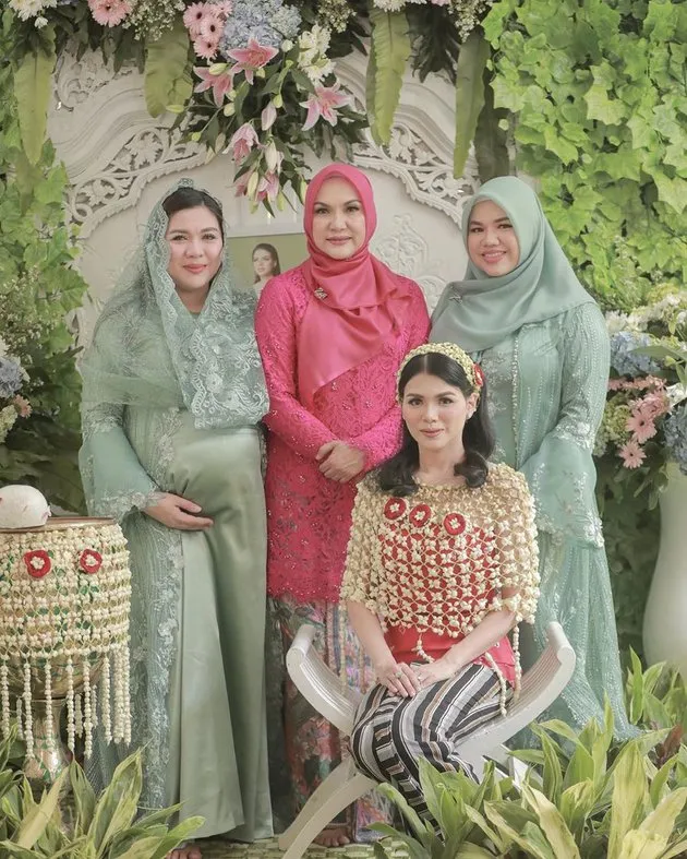 gaya seleb di acara siraman adik © instagram gaya seleb di acara siraman adik © instagram