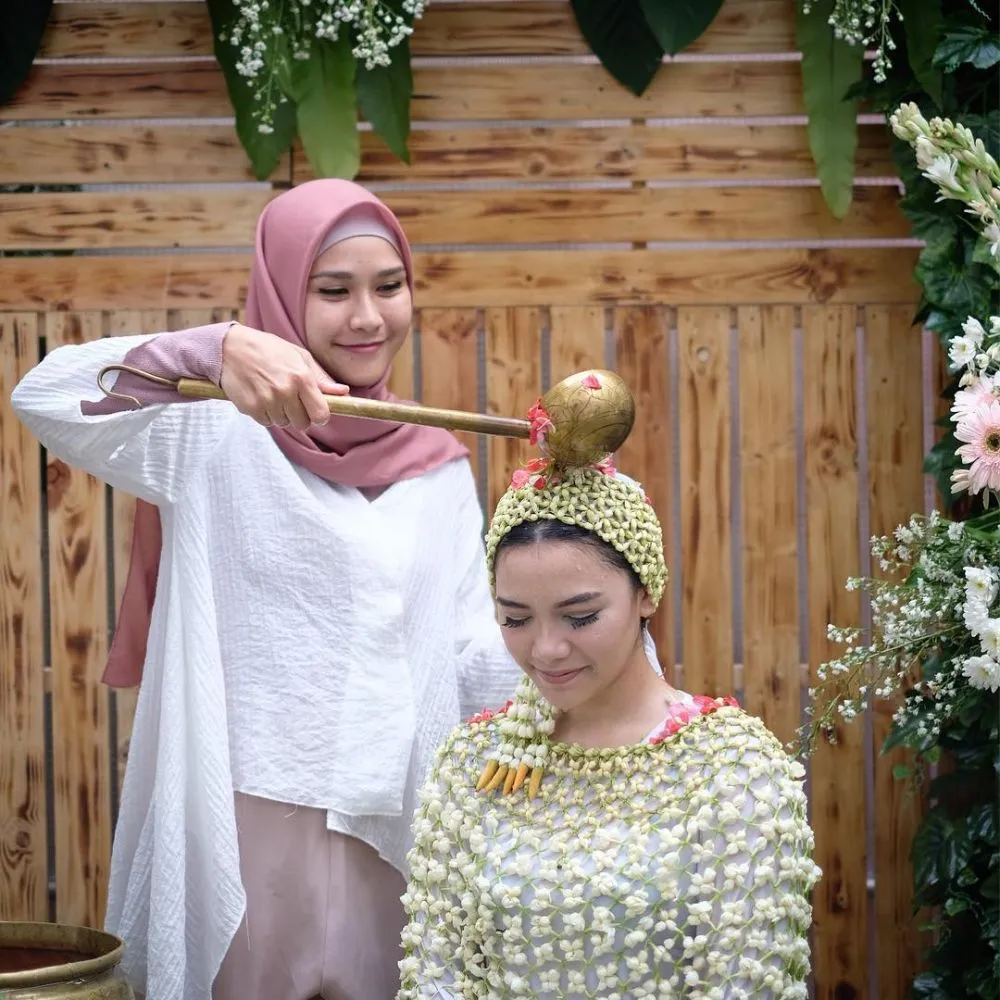 gaya seleb di acara siraman adik © instagram gaya seleb di acara siraman adik © instagram