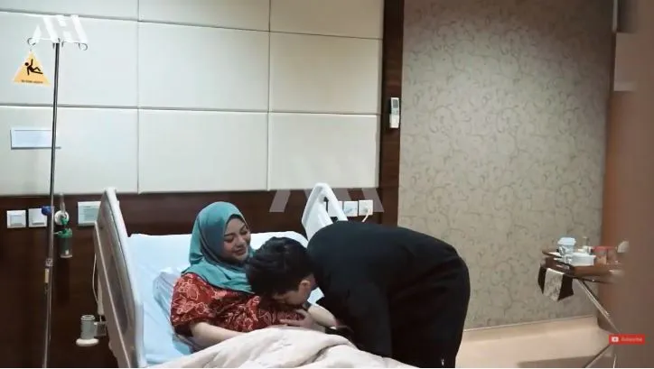 momen aurel hermansyah menuju ruang operasi © berbagai sumber