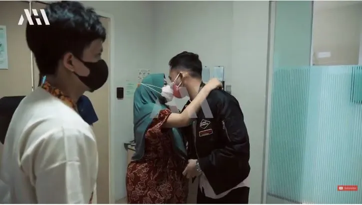 momen aurel hermansyah menuju ruang operasi © berbagai sumber