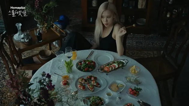 Potret Rose Blackpink jadi model iklan ritel © YouTube Potret Rose Blackpink jadi model iklan ritel © YouTube