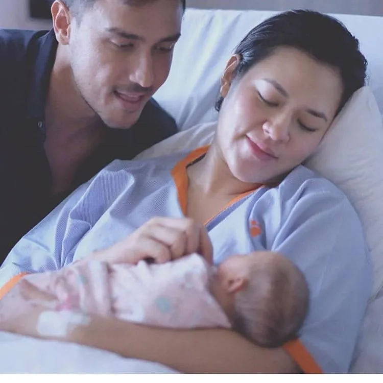 potret natural penyanyi usai lahiran © instagram